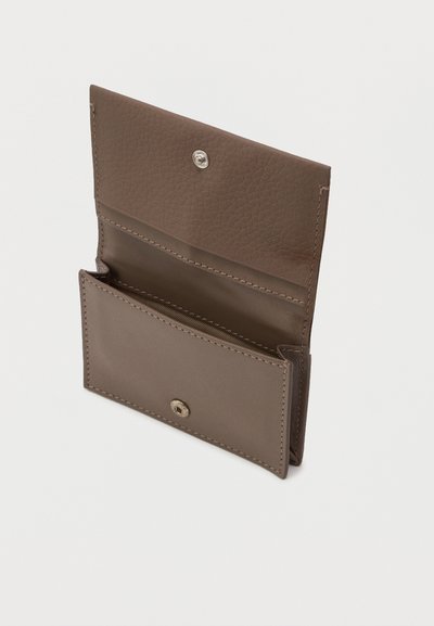 Carteira em pele castanha com um acabamento texturizado, apresentando um fecho de botão, dois compartimentos e detalhes de costura visíveis.