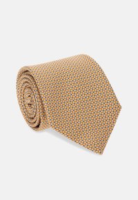 Cravate jaune avec un motif géométrique présentant des lignes entrelacées en blanc et bleu foncé, enroulée soigneusement avec une extrémité pointue.