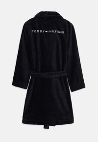 Svart badrock i frotté med långa ärmar, krage och bälte. Har "TOMMY HILFIGER" logotypen på ryggen i vitt och rött.