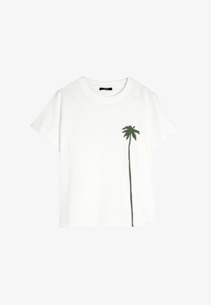 Biała bawełniana koszulka z grafiką zielonej palmy po lewej stronie. Krótkie rękawy i prosta, luźna konstrukcja.
