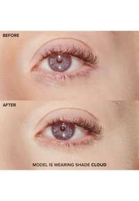 Comparaison avant-après d'un œil. L'image après montre une lentille de contact grise avec un motif subtil, mettant en valeur l'iris naturel.
