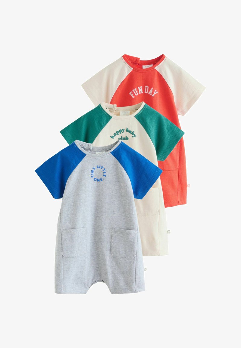 Drei kurzärmelige Baby-Strampler in Grau und Blau, Creme und Grün sowie Koralle und Weiß, jeweils mit Fronttaschen und aufgedrucktem Text.