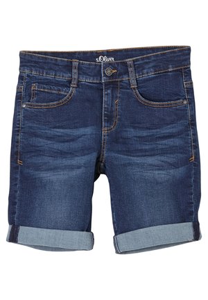 Denimshorts i mørkeblå med lyseblå opkrøllede kanter. Har fem lommer, synlige syninger og en mærket talje.