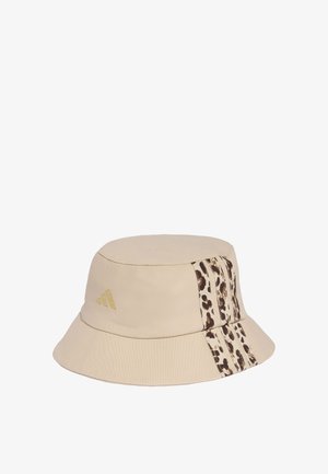 Beżowy kapelusz typu bucket z paskami w panterkę i małym złotym logo Adidas z boku.