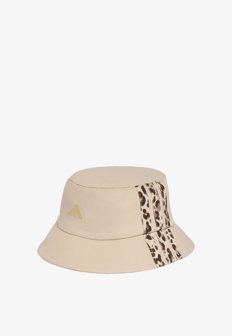 Bob beige avec des rayures imprimé léopard et un petit logo Adidas doré sur le côté.
