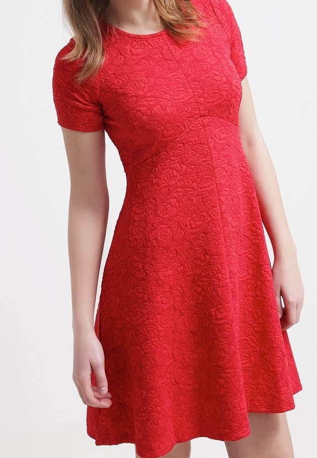 Röd kortärmad klänning med blommönster, figurnära upptill och utsvängd kjol. Slätt tyg med ett subtilt mönster genom hela plagget.