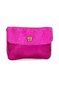 Clutch brillante en fucsia con un acabado texturizado, tapa plegable y cierre de botón de latón. Forma rectangular compacta.