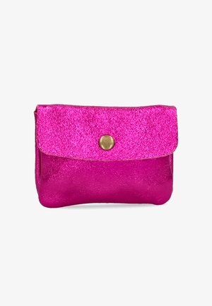 Clutch brillante en fucsia con un acabado texturizado, tapa plegable y cierre de botón de latón. Forma rectangular compacta.