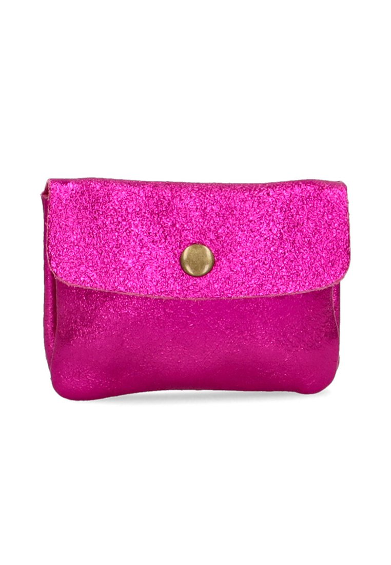 Clutch brillante en fucsia con un acabado texturizado, tapa plegable y cierre de botón de latón. Forma rectangular compacta.