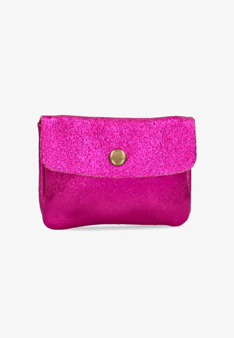 Clutch brillante en fucsia con un acabado texturizado, tapa plegable y cierre de botón de latón. Forma rectangular compacta.