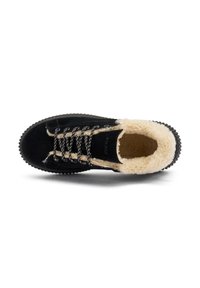 Chaussure en suede noir avec une doublure en fausse fourrure crème, bout rond et semelle en caoutchouc noir texturé. Dispose de lacets noir et blanc et d'un marquage à l'intérieur.