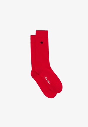 Rote Baumwollsocken mit schwarzem Logo-Akzent. Verfügen über eine glatte Textur und die Standardform von Socken mit geripptem Bündchen. Markenname in Weiß aufgedruckt.