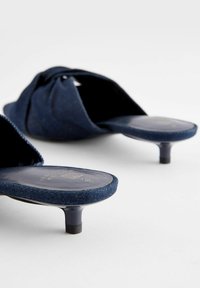 Next FOREVER COMFORT POINT TOE KNOT- REGULAR FIT - Tagant lahtised kingad - denim