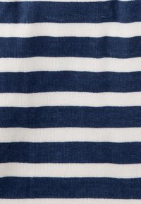 Marineblauw en wit gestreepte stof met een zachte textuur, met afwisselend brede en smalle strepen in een gebreid patroon.