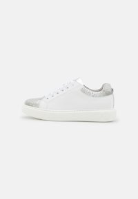 Sneaker bianco con un cappuccio a punta in argento testurizzato e un accentuazione sul tallone. Design con lacci, suola piatta e un branding discreto sul lato.