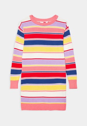 Robe en maille à manches longues avec des rayures horizontales roses, rouges, jaunes, bleues, violettes et blanches, dotée d'un col rond et de poignets roses.