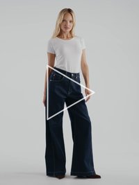 Blugi evazați de culoare albastru închis, cu talie înaltă, prevăzuți cu buzunare frontale și detalii de cusături. Asortați cu un tricou alb simplu, mulat.