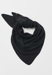 Zwarte driehoekige sjaal van zacht materiaal, met een textuurafwerking en subtiele stikdetails langs de randen.