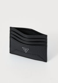 Must mustriga nahast kaarditasku, milles on mitu kaardipesa, hõbedane logoaktsent ja salakujuline disain. Kompaktne ja minimalistlik.