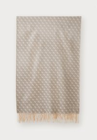 Écharpe rectangulaire beige et crème à motifs avec des bords à frange et un logo "GUESS" brodé dans un coin.