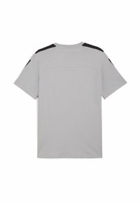 Harmaa lyhythihainen t-paita mustilla olkaimilla, valmistettu pehmeästä kankaasta. Sisältää pyöreän kaula-aukon ja minimalistisen muotoilun.