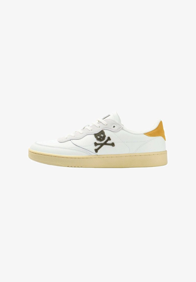 Sneaker bianche in pelle con suola in gomma color crema, dotate di un logo ricamato di teschio e ossa incrociate scure sul lato e un accento sul tallone color tan.