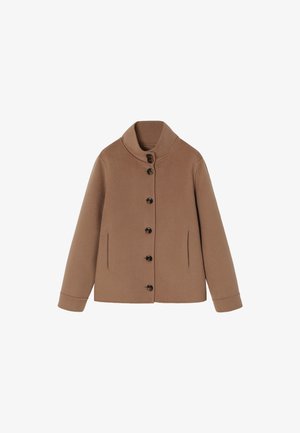 Braune, knöpfbare Jacke aus weichem Stoff. Sie hat einen hohen Kragen, lange Ärmel, zwei Seitentaschen und dunkle Knöpfe zum Verschließen.