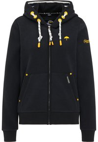 Felpa nera con cappuccio e zip, dettagli gialli e cordini decorati. Presenta tasche e un logo sul petto. Materiale morbido.