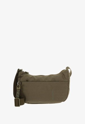 Sac bandoulière en tissu marron avec une surface texturée, fermeture à glissière, sangle ajustable et une petite poche externe. Présente un détail de logo.