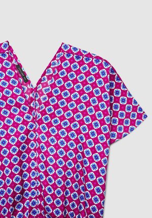 Blusa a maniche corte con vivace motivo floreale circolare in rosa, blu e bianco e colletto a V su sfondo grigio.