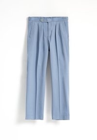 Pantalones azul claro de tela suave, con frente plano, dos bolsillos laterales y cierre de botón en la cintura.