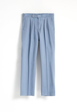 Pantalones azul claro de tela suave, con frente plano, dos bolsillos laterales y cierre de botón en la cintura.