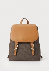 Sac à dos en tissu marron monogrammé avec un rabat en cuir beige, des bretelles réglables et des accents de quincaillerie dorée. Dispose d'un système de fermeture sécurisé.