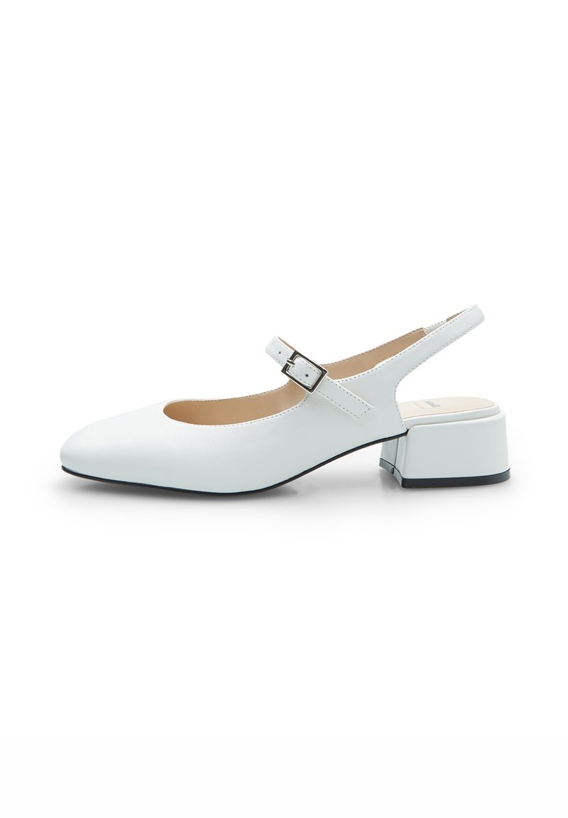 Valge nahast slingback king, millel on ümar varvas, reguleeritav pahkluu rihm ja paks madal konts. Sile tekstuur ja minimalistik disain.