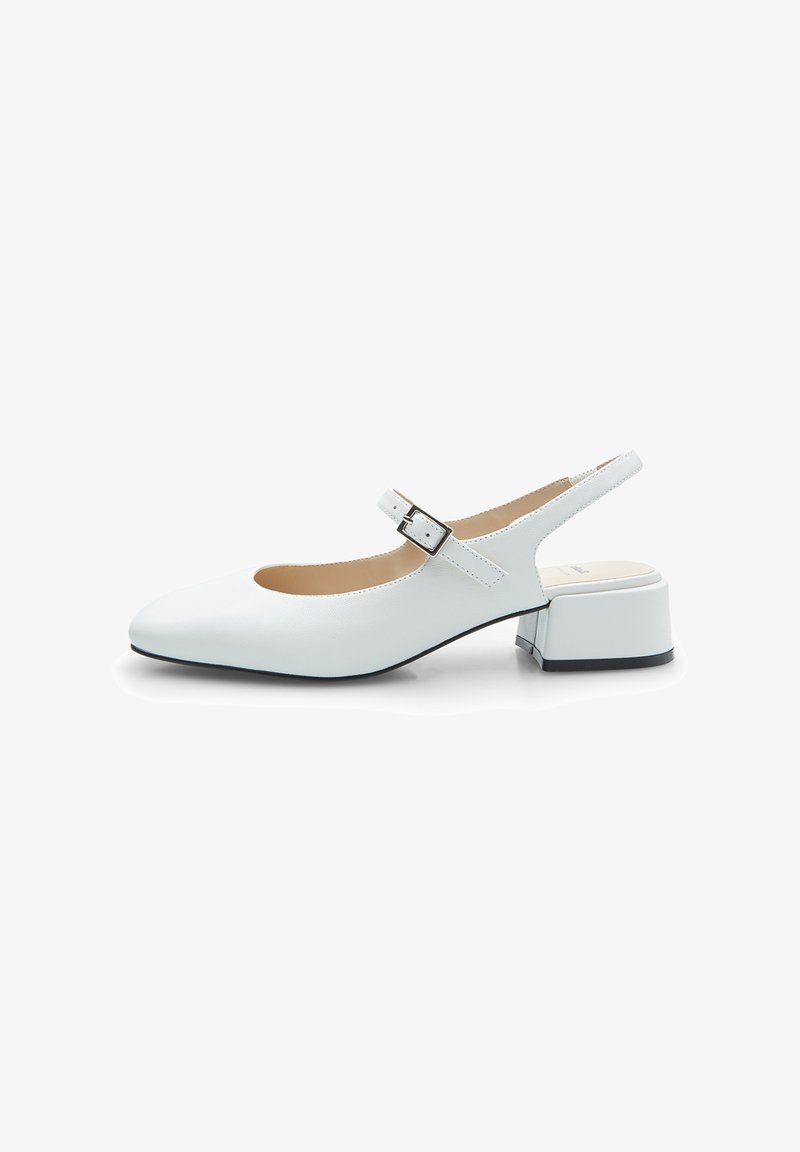 Valge nahast slingback king, millel on ümar varvas, reguleeritav pahkluu rihm ja paks madal konts. Sile tekstuur ja minimalistik disain.