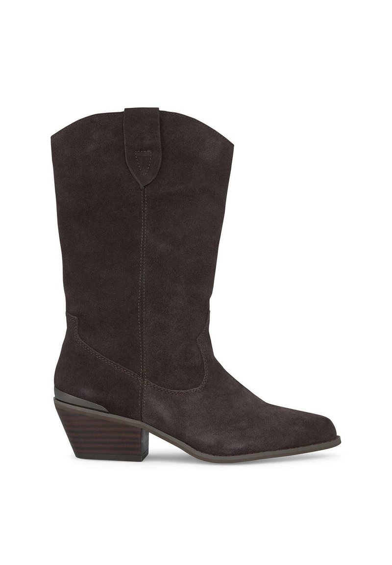 Botas western de ante marrón con punta afilada y parte superior curvada, que presentan un tacón apilado y detalles de costura sutiles.