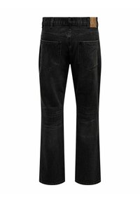 Jeans de denim negro con diseño de pierna recta, costuras visibles y dos bolsillos traseros; etiqueta de cuero en la cintura.