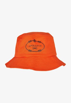 Cappello a secchiello arancione in tessuto, con un design stampato "Apollo II Moon" all'interno di un contorno ovale decorativo. Visiera larga e inclinata verso il basso.