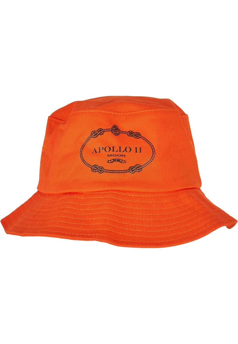 Orange bucket hat i tyg, med ett tryckt "Apollo II Moon"-mönster inuti en dekorativ oval kontur. Bred, nedåtlutande brätte.