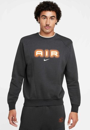 Mørkegrå sweatshirt lavet af blødt stof, med en rund halsudskæring og orange "AIR" grafik i en fed skrift over brystet.