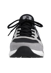 Schwarz-grauer Sportschuh mit schwarzen Schnürsenkeln, die zu einer Schleife gebunden sind, weißer Sohle und einem schwarzen "R"-Logo auf der Zunge.