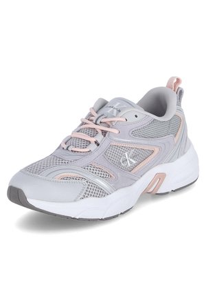 Scarpa atletica grigia con tomaia in mesh e pelle, dettagli rosa, colletto imbottito e suola in gomma bianca con dettagli testurizzati.
