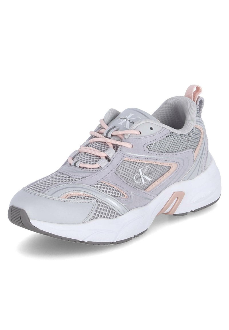 Scarpa atletica grigia con tomaia in mesh e pelle, dettagli rosa, colletto imbottito e suola in gomma bianca con dettagli testurizzati.