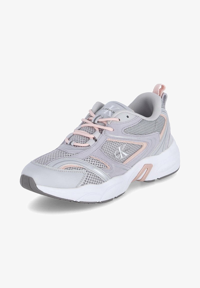 Scarpa atletica grigia con tomaia in mesh e pelle, dettagli rosa, colletto imbottito e suola in gomma bianca con dettagli testurizzati.