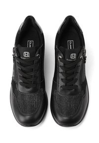 Un paio di sneaker nere con lacci, dotate di cerniere laterali, area della punta testurizzata e il marchio "Queen Helen" sulla linguetta e sulla soletta.