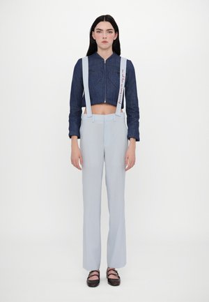 LIGHT BLUE EMBROIDERED SUSPENDER TROUSERS - Pantaloni - light blue