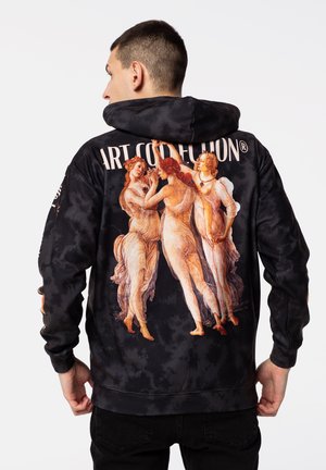 Crna majica s dipped tie-dye uzorkom koja sadrži klasični umjetnički print s tri figure u lepršavim odorama na stražnjoj strani. Tekst iznad: "UMJETNIČKA KOLEKCIJA®."