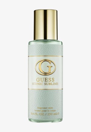 Cylindryczna szklana butelka mgiełki zapachowej Guess Iconic Sublime z teksturowaną jasnoniebieską etykietą i złotą nakrętką, pojemność 250 ml.