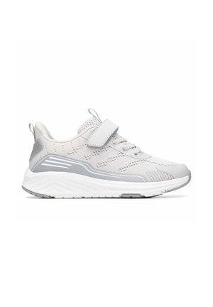 Zapatilla deportiva gris clara con parte superior de malla, tiradores, correa de gancho y bucle, cierre de cordones y suela texturizada blanca.