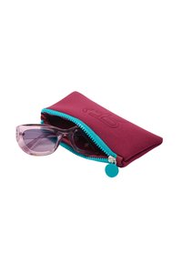 Miękkie etui na okulary przeciwsłoneczne w kolorze bordowym z jasnoniebieskim zamkiem błyskawicznym, zawierające przezroczyste różowe okulary przeciwsłoneczne z ciemnymi szkłami, charakteryzujące się gładką fakturą.
